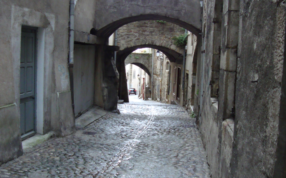 Aubenas (Ardèche, Fr) ruelle.JPG